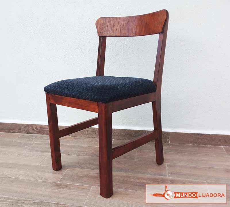 restaurar una silla vieja, despintada y tallada de madera